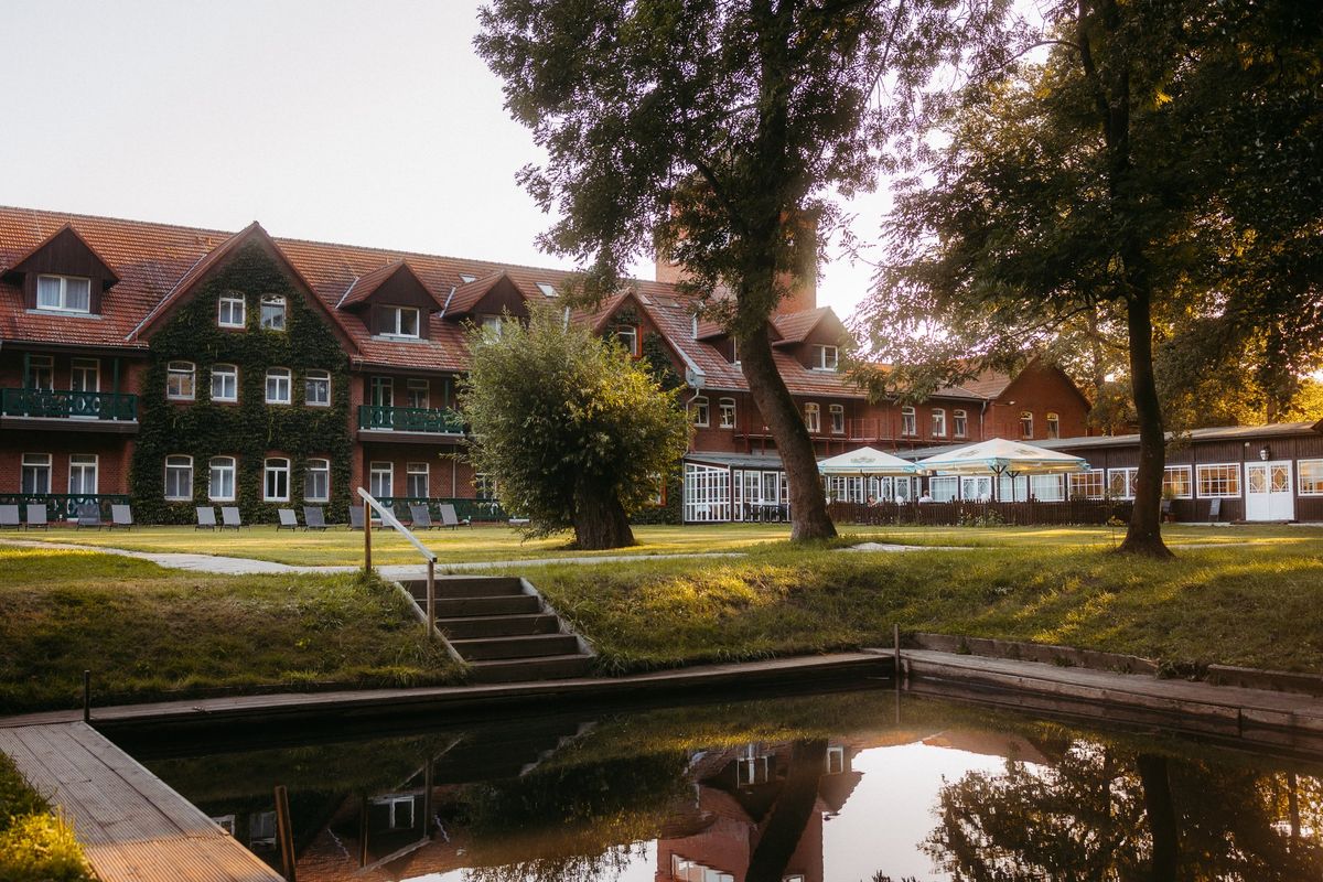 Waldhotel Eiche mit Park und Teich
